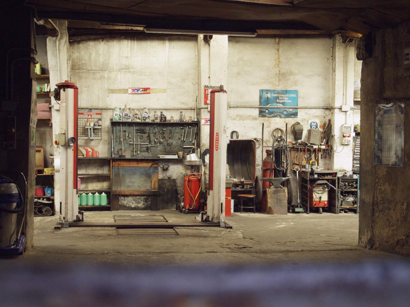 Atelier de mécanique, ponts élévateurs et outils (photo d’illustration)