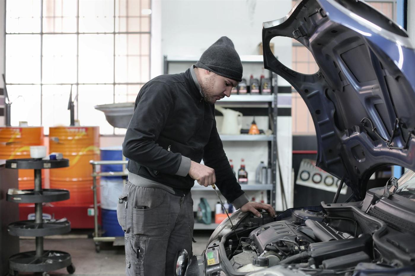 Mécanicien qui contrôle un moteur (photo d’illustration)