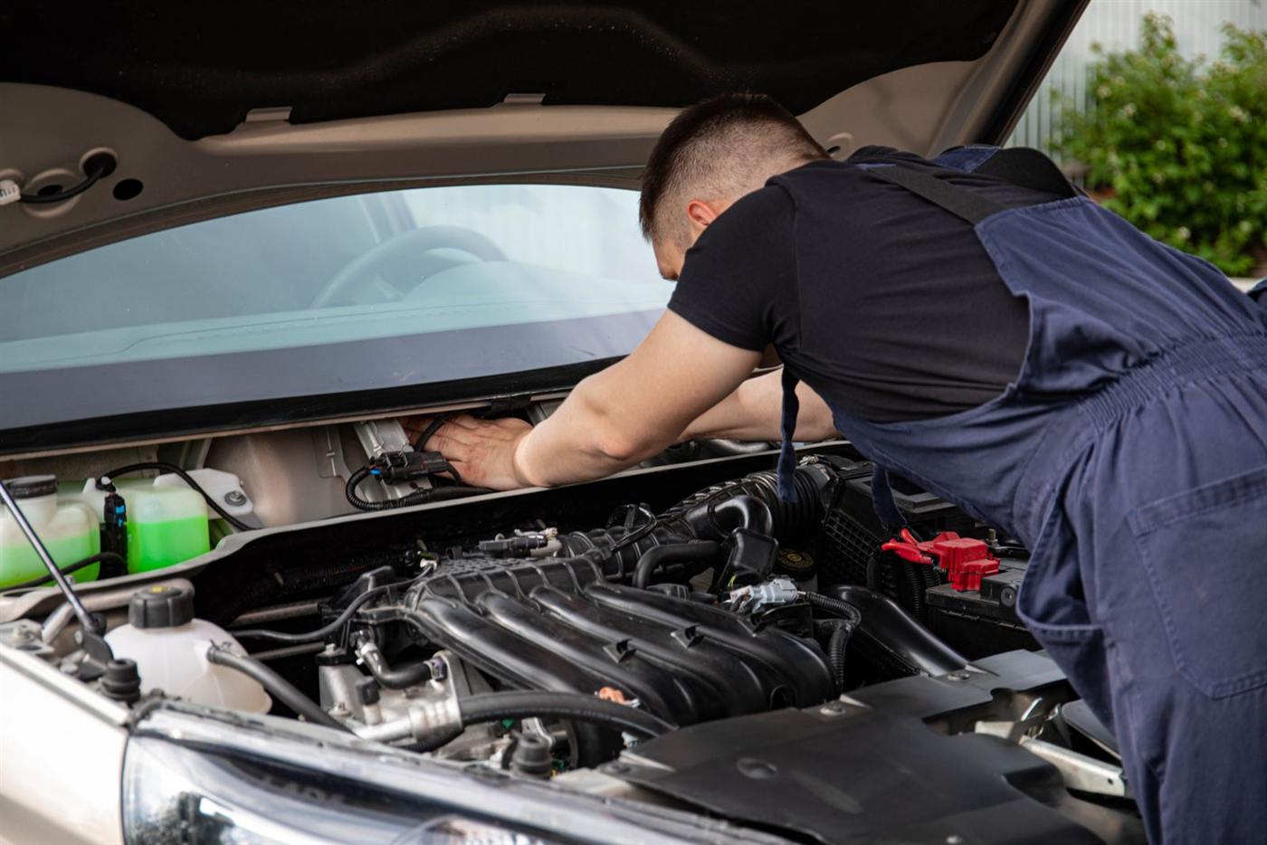 Mains d’un mécanicien sur un moteur ouvert (photo d’illustration)