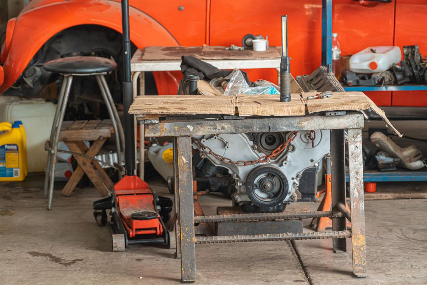 Moteur ancien sur un établi (photo d’illustration)