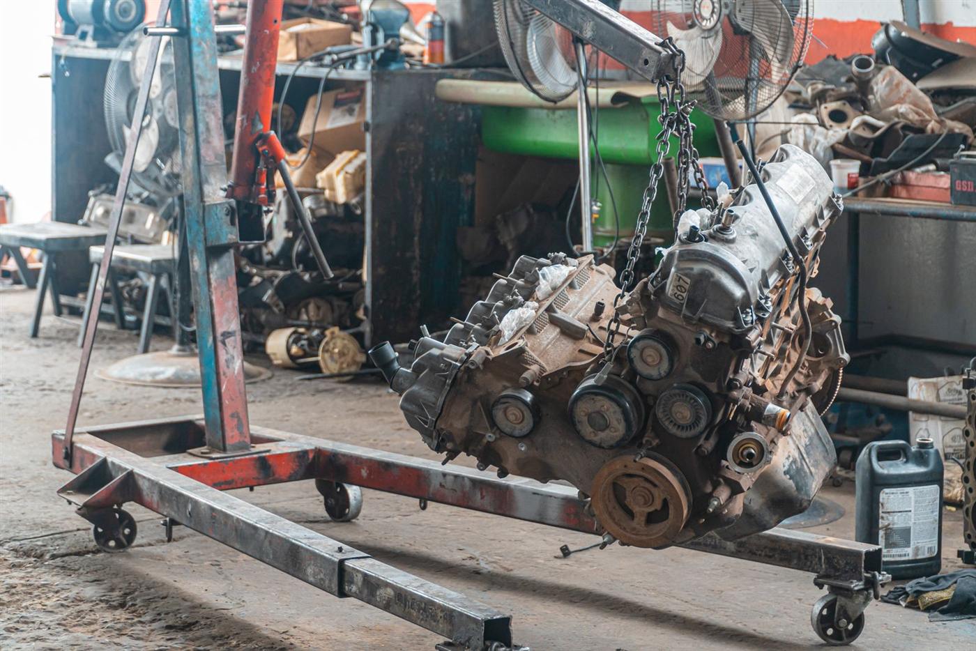 Moteur suspendu dans un atelier (photo d’illustration)