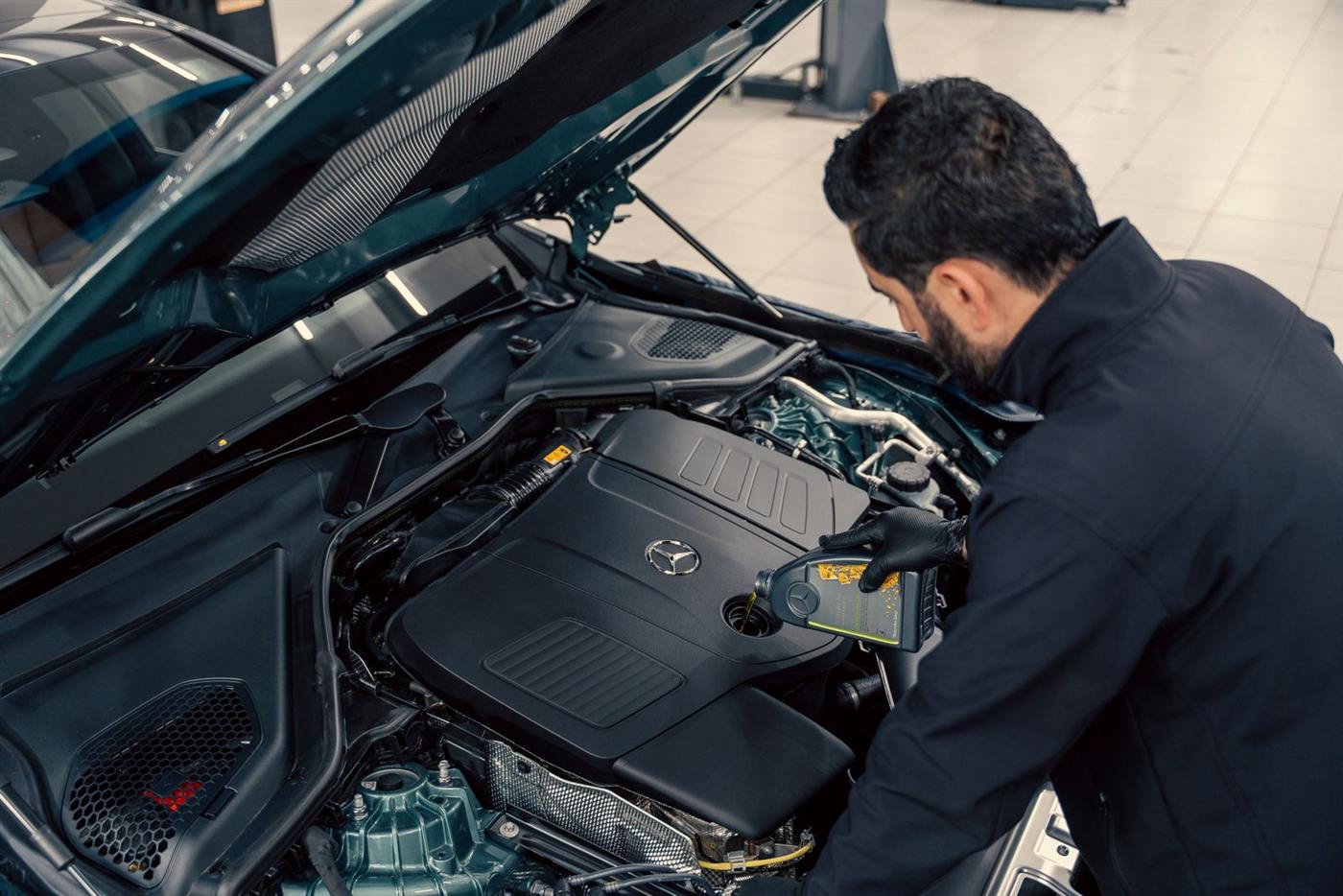Mécanicien qui lit les défauts d’un moteur (photo d’illustration)