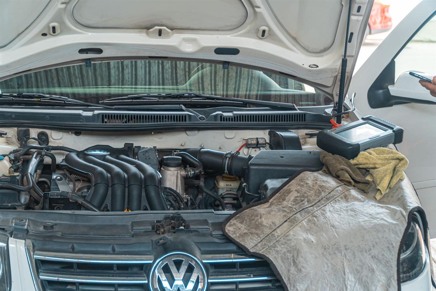 Gros plan sur un moteur de voiture en réparation (photo d’illustration)