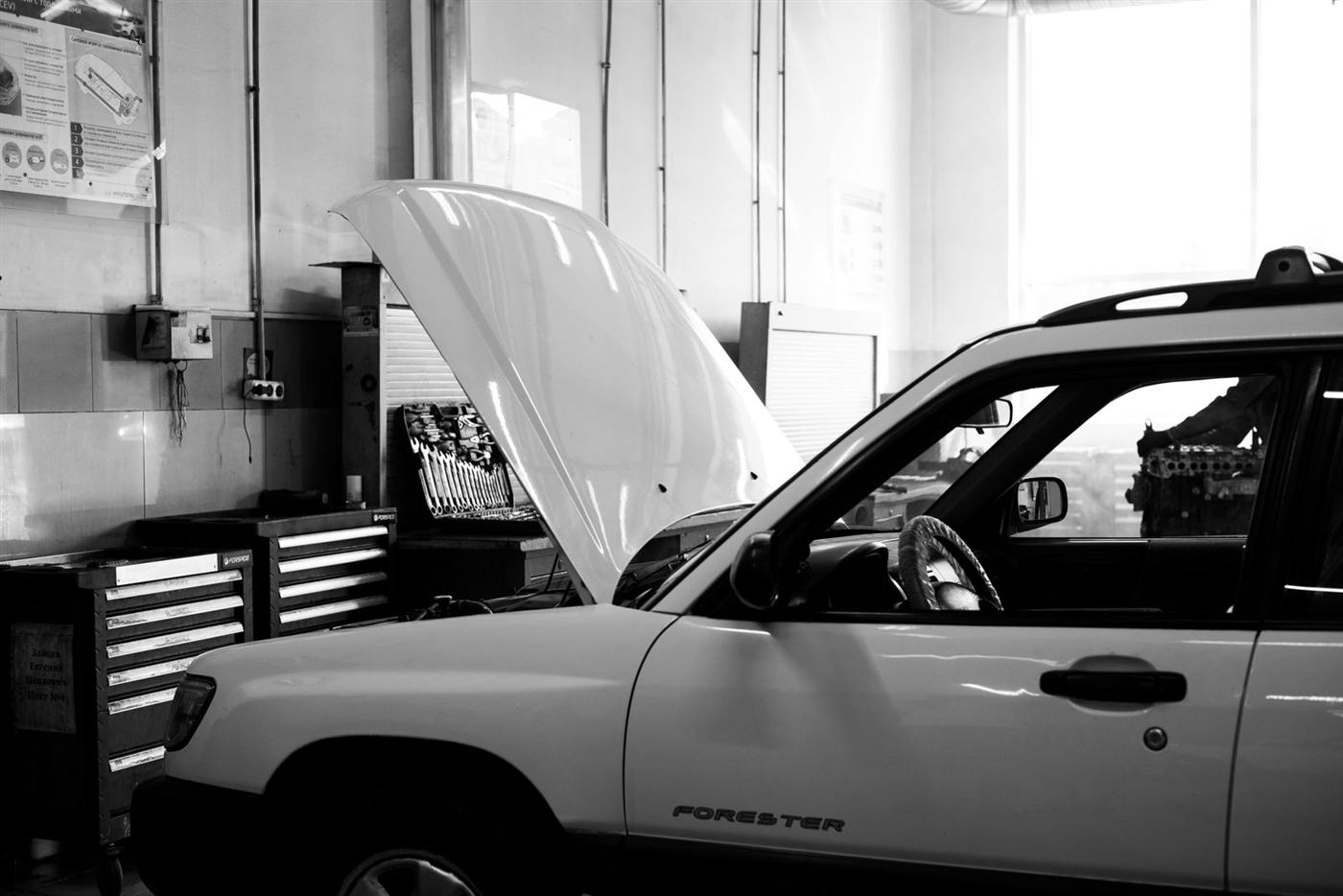 Voiture capot ouvert en noir et blanc (photo d’illustration)