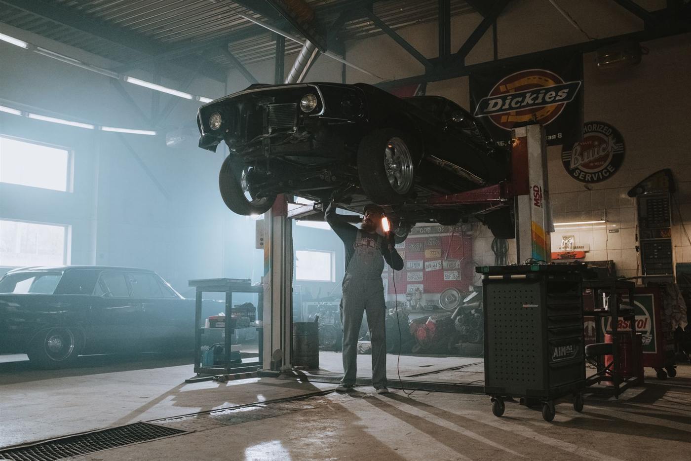 Voiture sur un pont dans un atelier sombre (photo d’illustration)